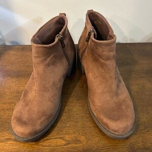 Bzees Women's "Olivia" Mustang Brown Washable Side Zip Booties Size 8.5 Pristine